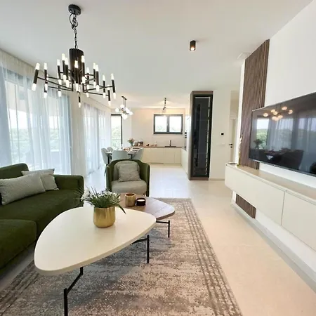 Leonarda Waterfront Residences شقة