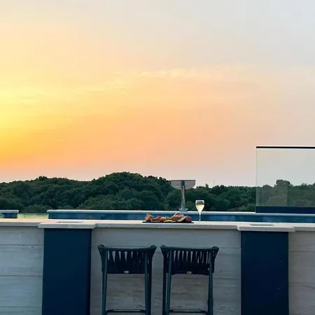 Leonarda Waterfront Residences شقة *