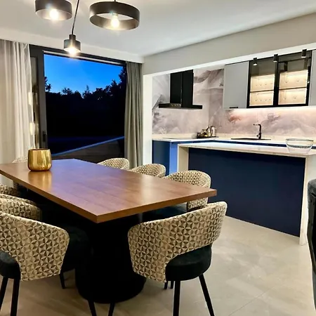 Leonarda Waterfront Residences Apartament Kožino